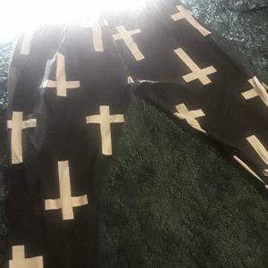 Black and white cross printed leggings